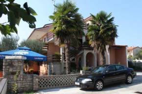 Apartments with a parking space Novigrad - 7135
